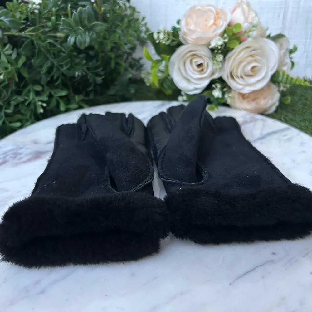 Ugg Genuine Shearling Exposed Curve Seam Gloves size S new  $165.00